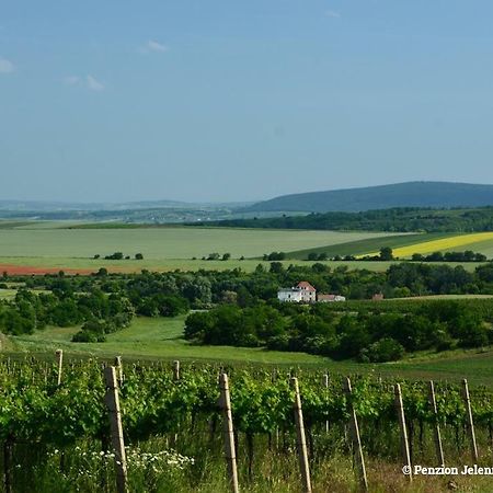 Отель Jeleni Farma Jecmeniste Vrbovec Экстерьер фото