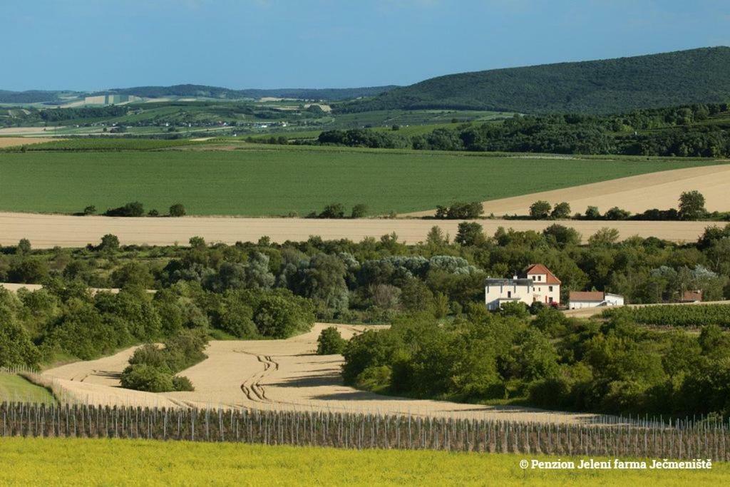 Отель Jeleni Farma Jecmeniste Vrbovec Экстерьер фото