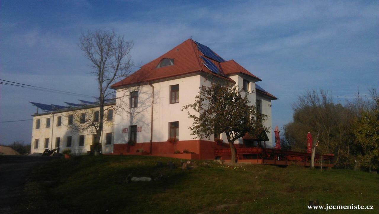 Отель Jeleni Farma Jecmeniste Vrbovec Экстерьер фото
